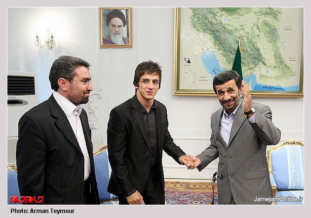 اهدای مدال حمید سوریان به احمدی نژاد