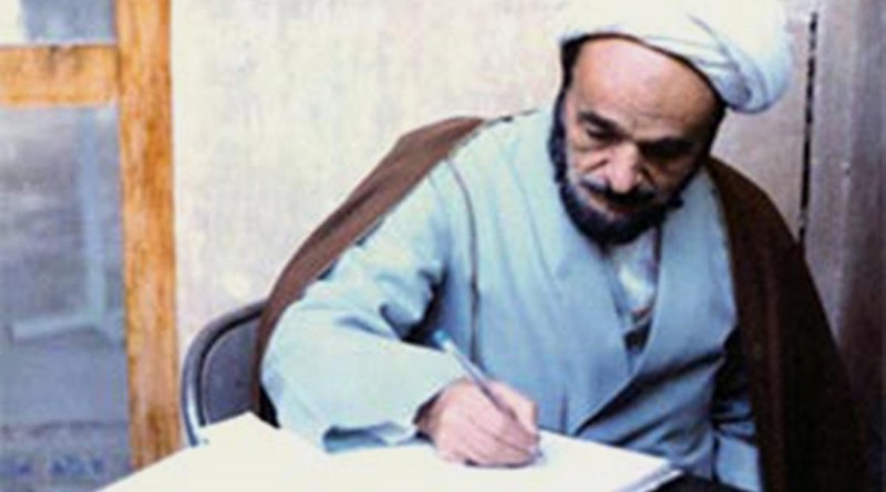 علامه جعفری مشغول نوشتن