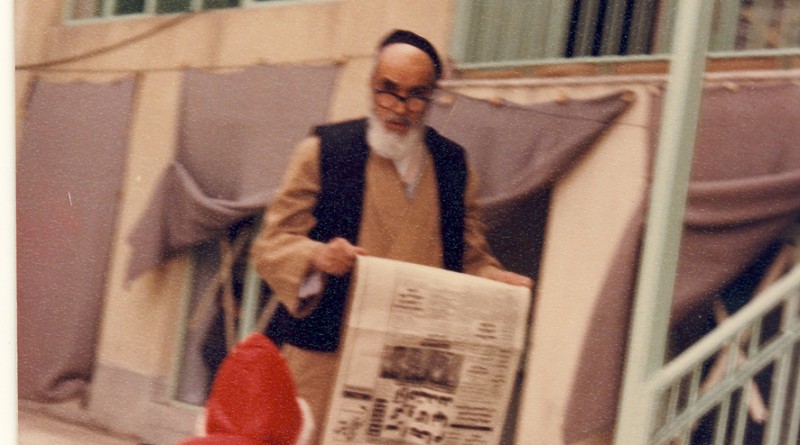 امام خمینی در حال روزنامه خوانی