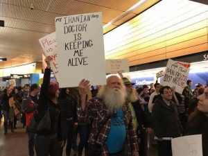 دستنوشته جالب یک معترض آمریکایی درباره قانون جدید ترامپ: جانم را مدیون یک پزشک ایرانی الاصلم!